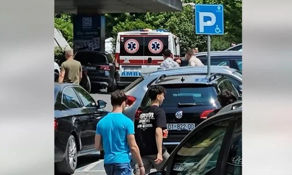 La policía confirma la muerte de la persona que cayó de la altura del hotel.