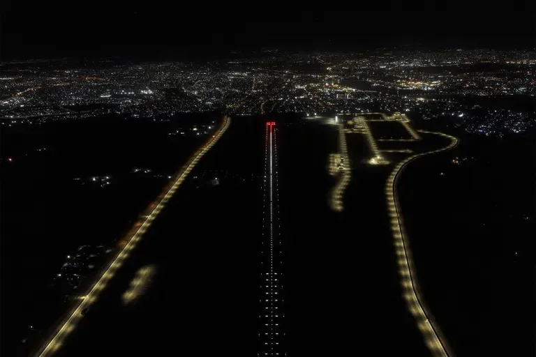 Irak öffnet den Flughafen Mosul 11 Jahre nach dem Konflikt und der Zerstörung von I SIS wieder