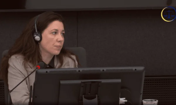 Zwei Experten als Zeugen des Opferrechts bezeugen in Den Haag