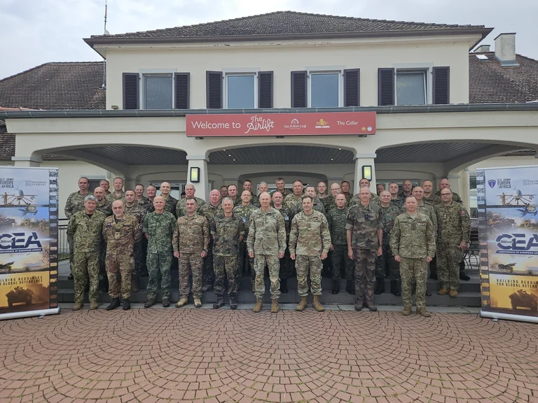 A l'invitation des Américains, le commandant du KSF assiste à la Conférence des Armées européennes
