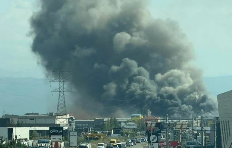 Fuego en Lipjan quema dos almacenes