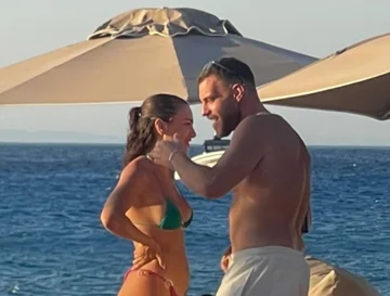 Ils ne se cachent plus, Sara Hoxha et Erik Fullani heureux sur la plage
