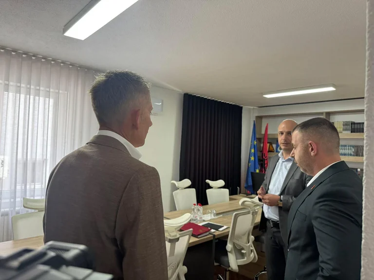 Funcionarios serbios obstruyeron la bandera nacional, no se reunieron con KKS en Bujanoc