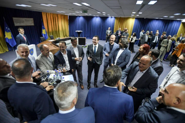I comuni sono bloccati dai conti AKK: il governo li danneggia e i cittadini