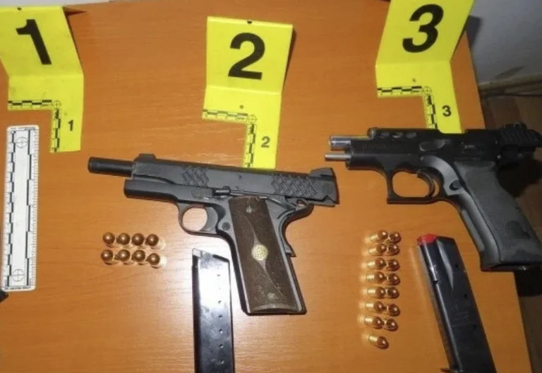 Deux armes à feu d'un couteau à Fush-Kosovo, deux personnes tenant