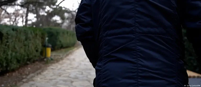 Confessione dei superstiti della violenza sessuale durante la guerra del Kosovo: E' caduto, e quando sono uscito, un poliziotto mi ha pisciato addosso, ero tutto sangue.