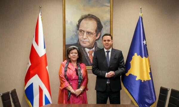 Meeting with British emissary Obadiah talks to him about the institutional crisis