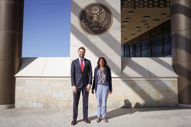 <x0) L'ambassade des États-Unis est libérée sur préavis de la visite du fonctionnaire de l'ONU