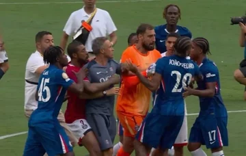 Louis Enrice greift Joachim Pedro nach dem Spiel!