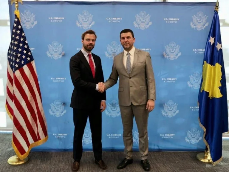 Krasniqi avec le haut responsable du DAsh: Nous avons discuté de la nécessité d'un accord final entre le Kosovo, la Serbie