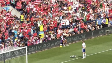 Prestons Fußballspieler bekommt alle aufgeregt, bringt Blumen vor Liverpool Fans für Diogo Jotan
