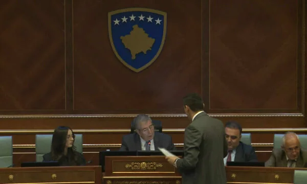Gruda i The PDK) leaves a copy of the Constitutional Act to Dehar: Session to be held according to current practice