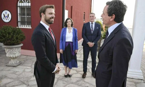 Kurt, Rashichi et Rizvanol à la résidence du diplomate américain pour avoir rencontré le fonctionnaire de l'ONU.