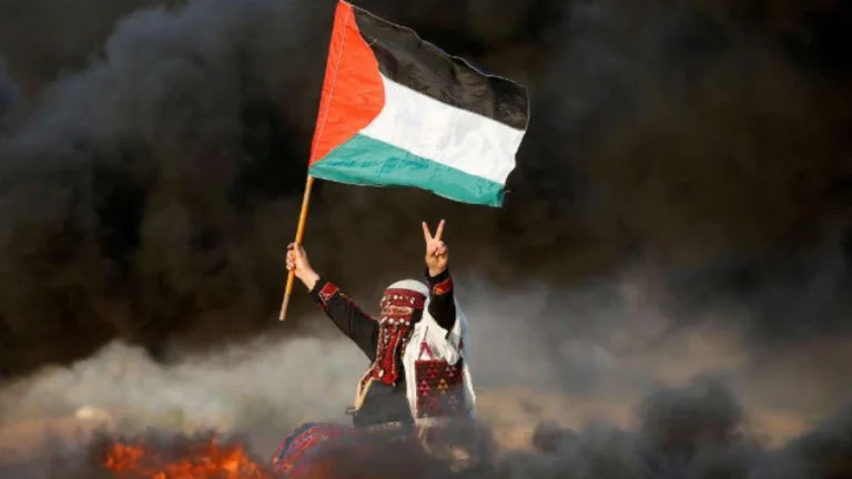 *Desde el río al mar, Palestina será libre.
