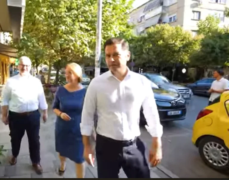 “Following Rama's command ministers leave on the ground to co-operate businesses