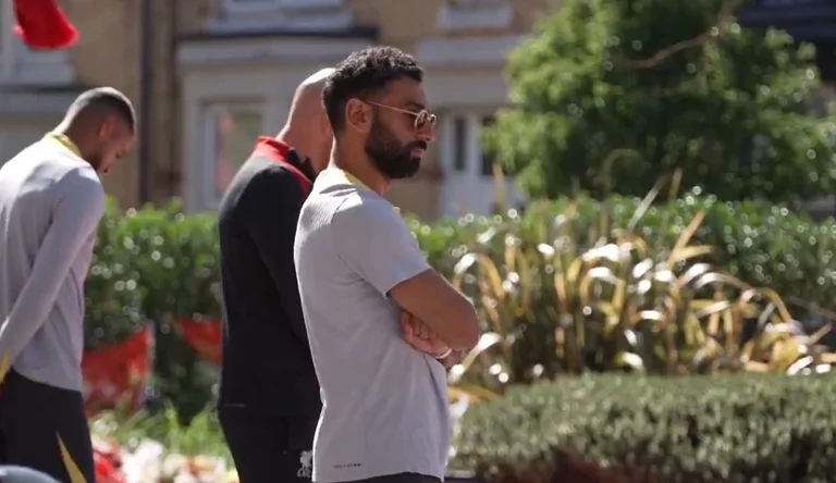 Avec des larmes dans les yeux et la tête assises, les joueurs de Liverpool reviennent à “Andanfield”