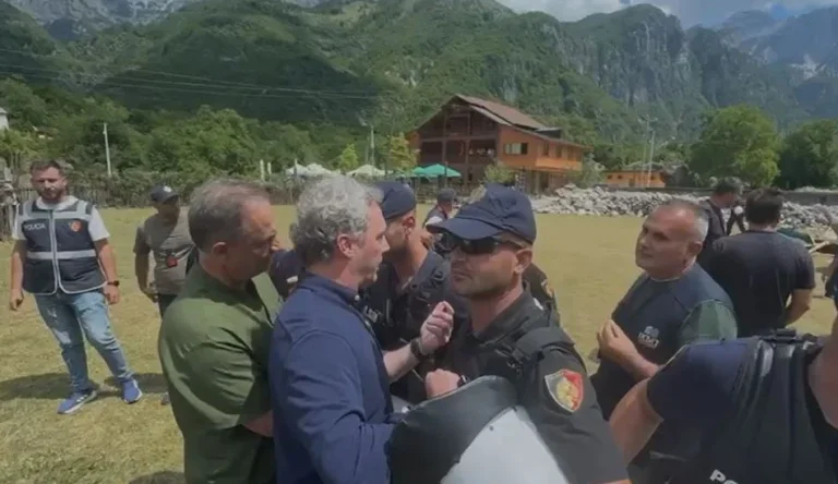 Es gibt eine Situation in Theth, einschließlich PD-Beamter