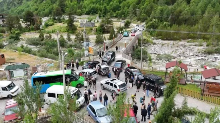 Incident dans le Theth d'Albanie, certaines personnes chassent Molotov