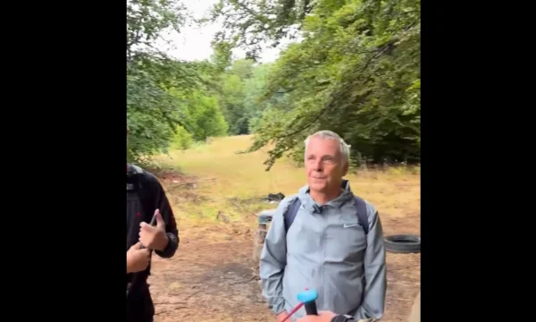 Deutscher Botschafter Rohde macht chihikingʹ auf der Kosovo-Serbien Grenze in Leposaviq
