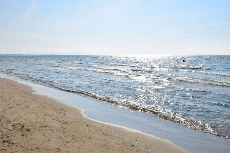 Un homme de 59 ans est mort sur le village de Qerret, a eu un arrêt cardiaque en entrant dans la mer.