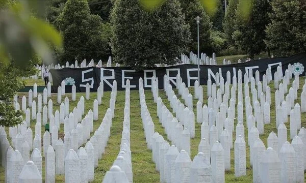 30 anni di genocidio: i bosniaci onorano le vittime di Srebrenica tra ferite ancora aperte