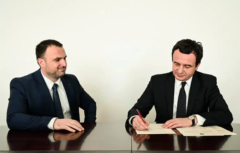 Luan Dalipi beschwert sich, dass sein Bruder von Z THREE für Energie lizenziert wurde, greift die Medien an