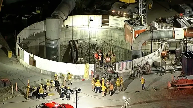 C'e' un grande tunnel a Los Angeles, le squadre di emergenza salvano 31 persone.