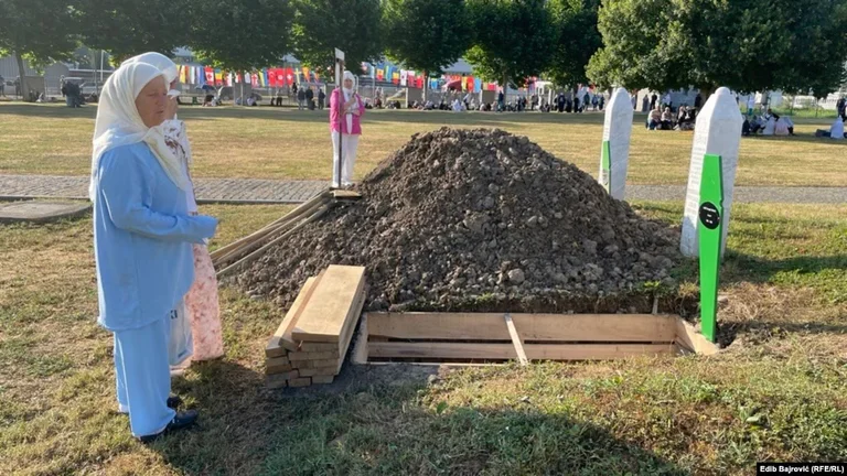 Bosnien: Sieben Opfer, die im 30. Jahrestag des Völkermords von Srebrenica begraben wurden