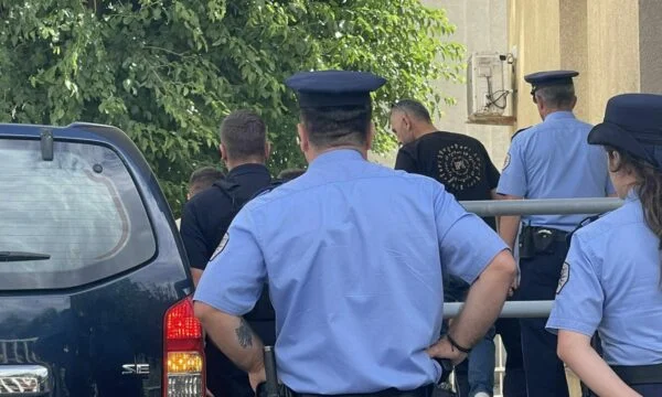 “C'è pericolo di ripetere il lavoro che questi non sono criminali, come si oppongono alla detenzione della polizia nel caso Lipjan.