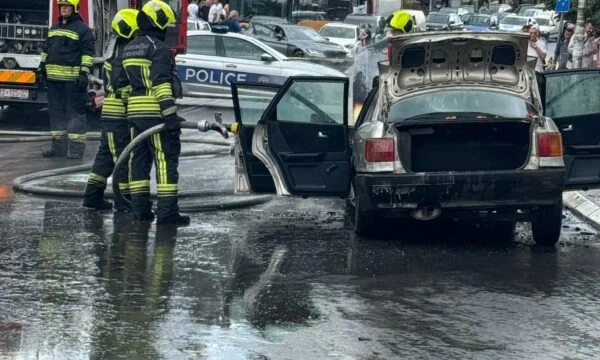 Coinvolgere un'auto a fuoco a Pristina, direzione di emergenza: i vigili del fuoco hanno impedito la diffusione del pericolo