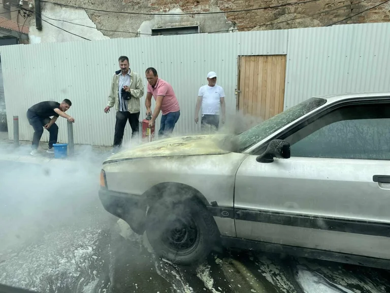 Ein Auto wird von Feuer in Pristina getroffen