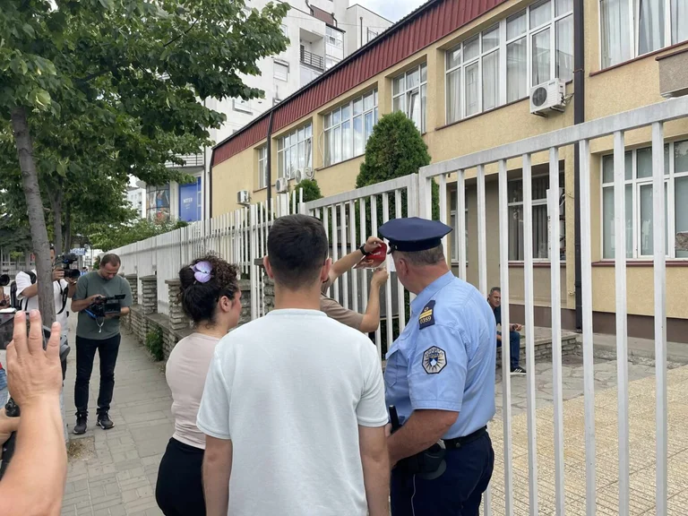 Acción simbólica en la Corte en Lipjan