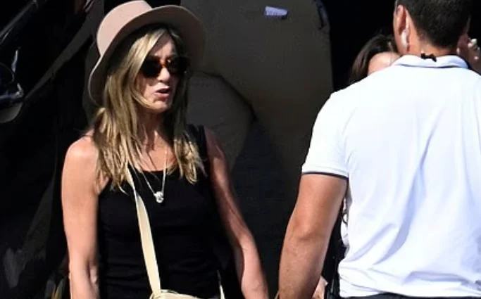 Jennifer Aniston caught up in Mallorca with Jim Curtis