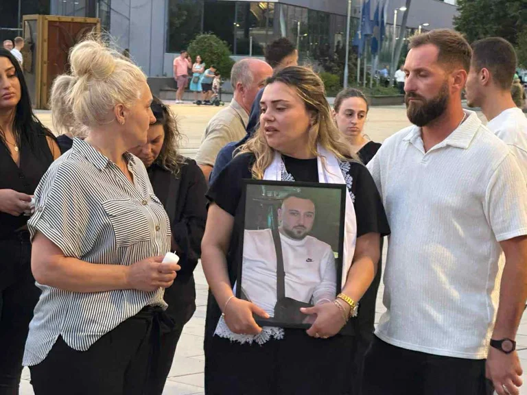 Allumer des bougies devant le Théâtre national de 27 ans qui a été tué par négligence et la violence policière