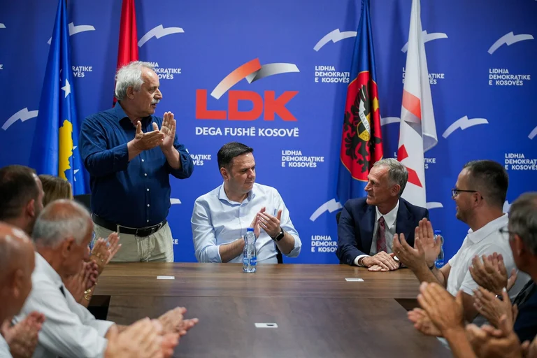20 ans président de l'époque de Burim Berisha ferme à Fushe-Kosovo DK formalise nouveau candidat