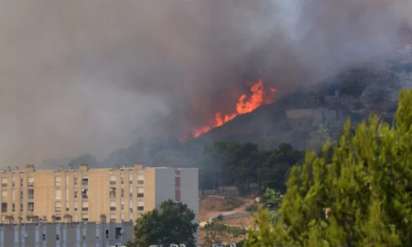 Apocalypse, feu brûle les forêts et près de Marseille, ferme l'aéroport
