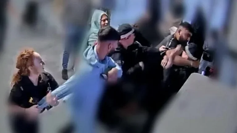 Résistant à l'arrestation, des frères ont brutalement battu des policiers britanniques à l'aéroport de Manchester.