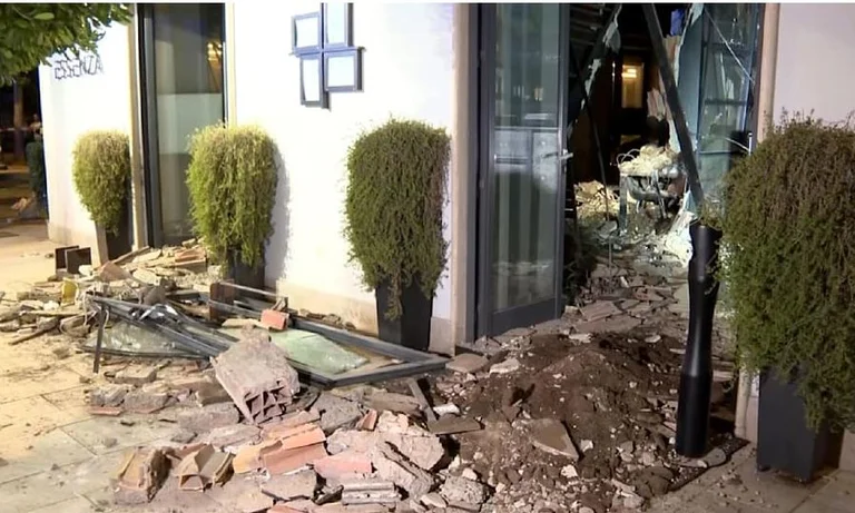 Des vents forts détruisent le toit du restaurant, une personne meurt. 10 sont blessés.