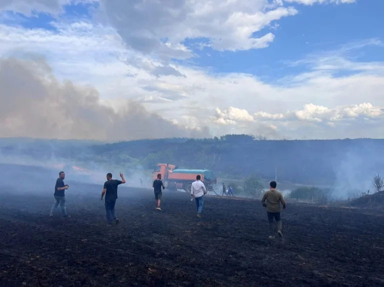 “Apokalypse”, Feuer enthält Weizenfeld in Istog