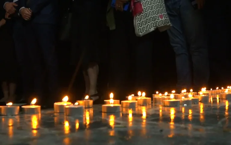 Esta noche, las velas están iluminadas delante del Teatro Nacional en honor de Agon Zamenu