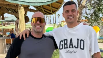 Jaka trifft sich mit dem berühmten britischen Schauspieler Jason Statham