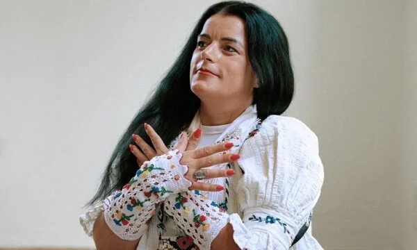 Vasfije Krasniqi in “Vogue” magazine tra 250 superstiti di violenza sessuale in tutto il mondo