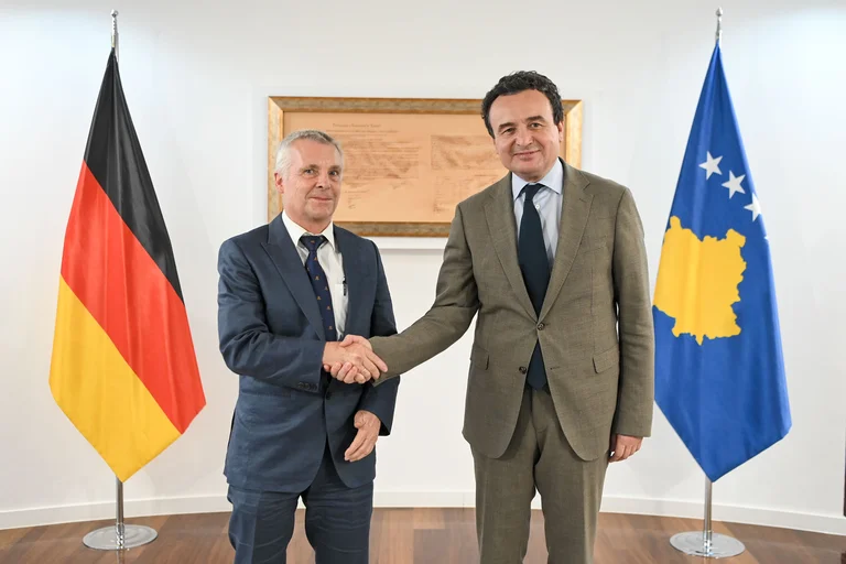 Rohde va au bureau de Kurt, il veut convertir le Parlement.