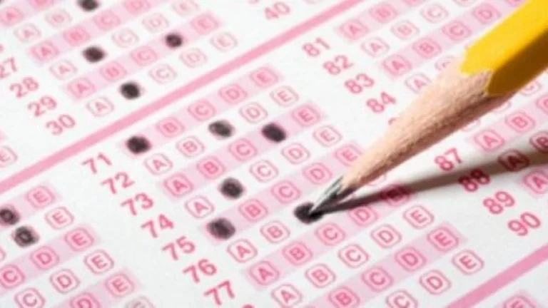 Les résultats publiés sur le test d'arrivée, les étudiants obtiennent le succès dans l'histoire, échec en chimie des mathématiques