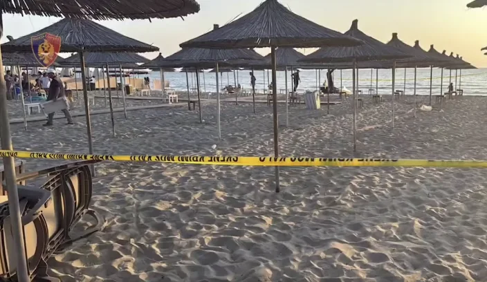 Operation “Freies Bild”: Von Durres nach Saranda, über 1.200 shezlong Zelte werden von öffentlichen Stränden beschlagnahmt