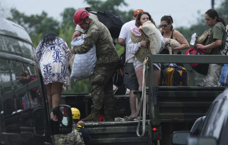 En 59, el número de muertes por inundaciones en Texas