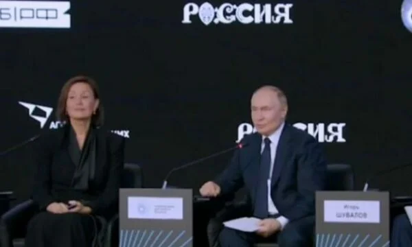 Je ne peux pas le laisser attendre. Poutine interrompt la réunion pour répondre à l'appel de Trump