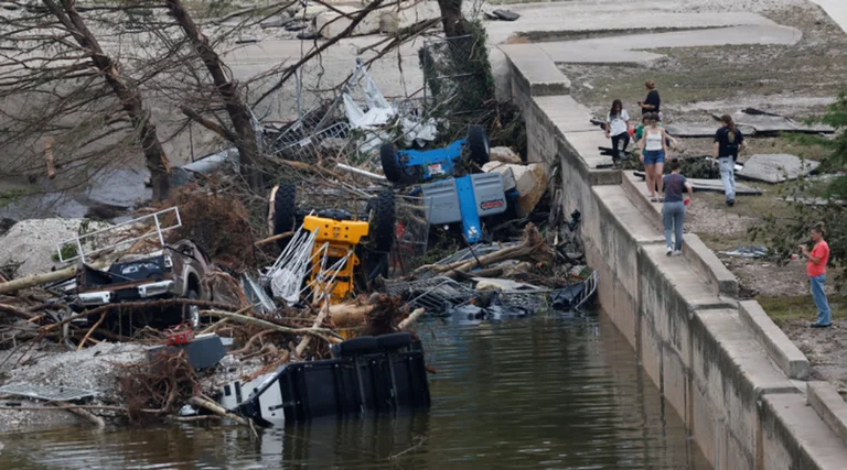 Tracé par des inondations au Texas, le nombre de morts passe à 69