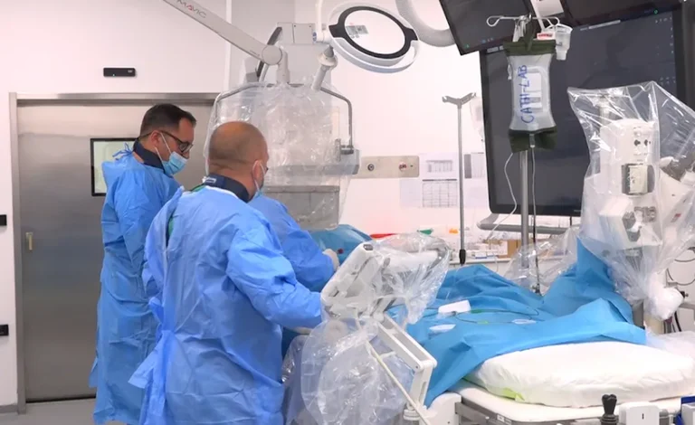 Coronarographie wird im Prizren Hospital durchgeführt und Stationen werden gemacht
