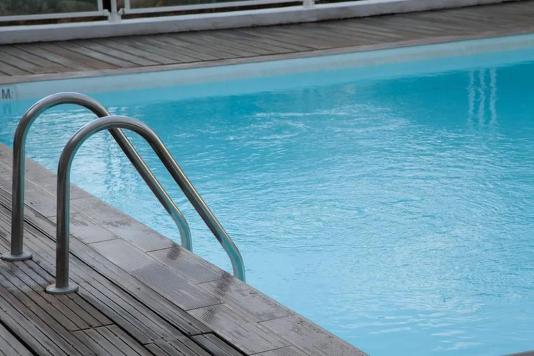 Die Polizei meldet zwei Jahre alte Menschen aus Istog, die im Pool ertrunken sind.